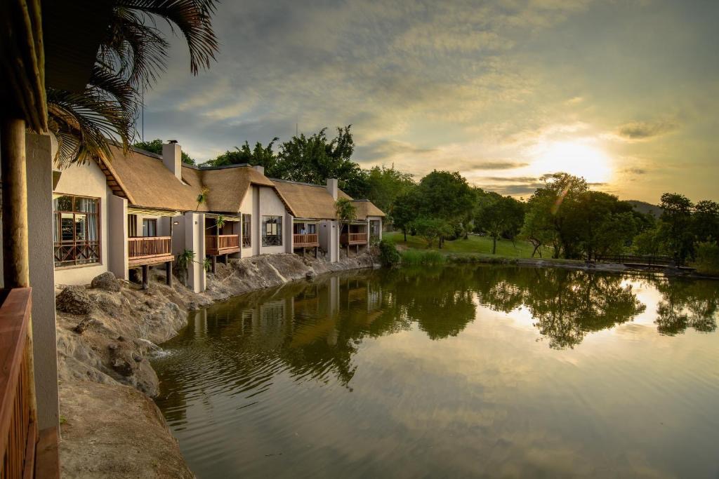 Umbhaba Eco Lodge Lake Side view